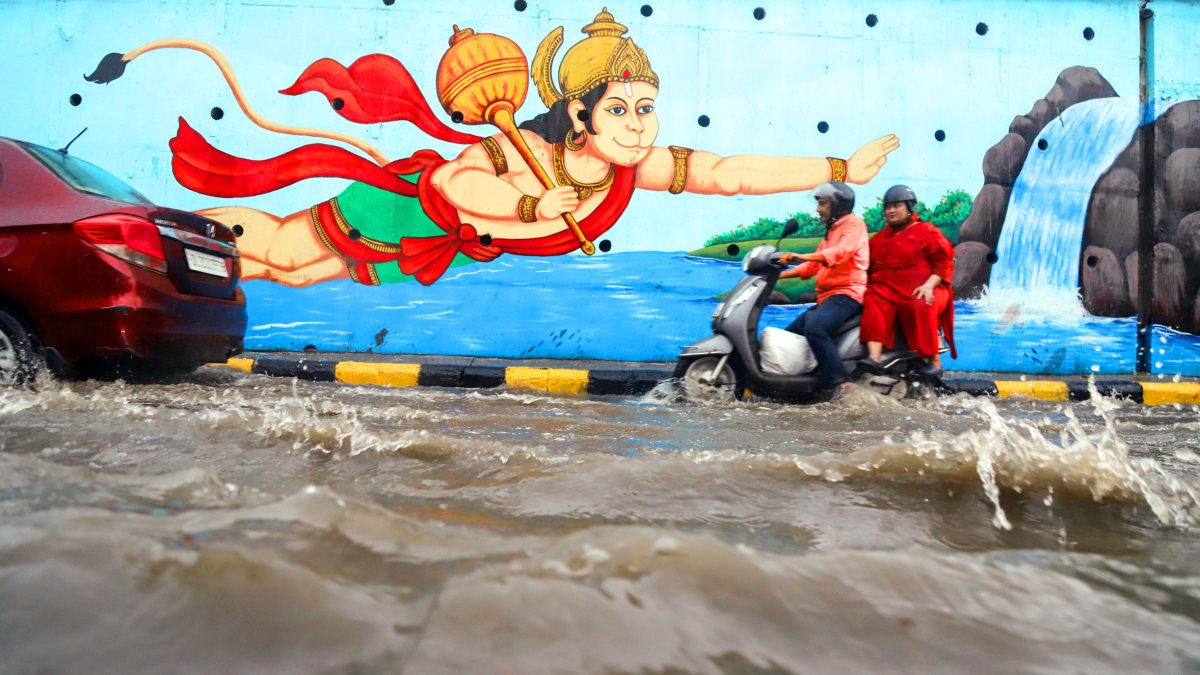 Heavy rains waterlog Delhi streets, commuters wade through