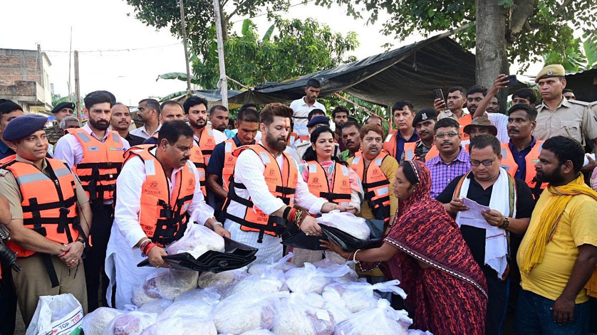 Chirag Paswan distributes relief in flood-hit Vaishali