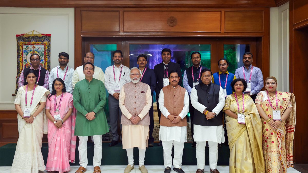 Modi honours teachers at Teachers' Day event in Delhi