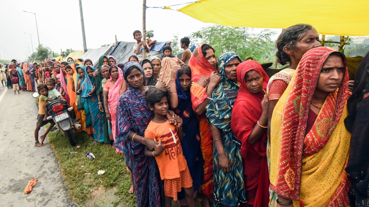 Bihar flood victims queue for relief in Patna