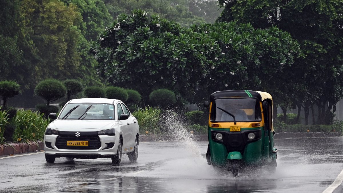 Heavy rain lashes Delhi, commuters wade through waterlogged roads