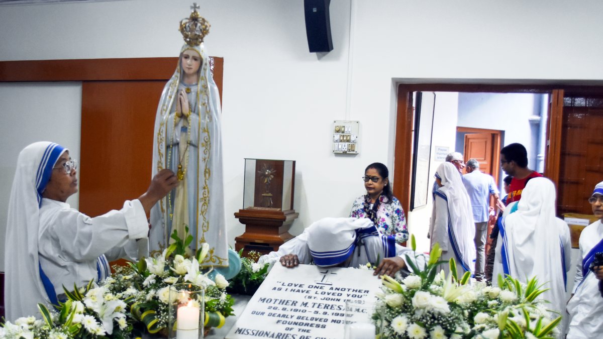 Nun pays homage at Mother Teresa's tomb on death anniversary
