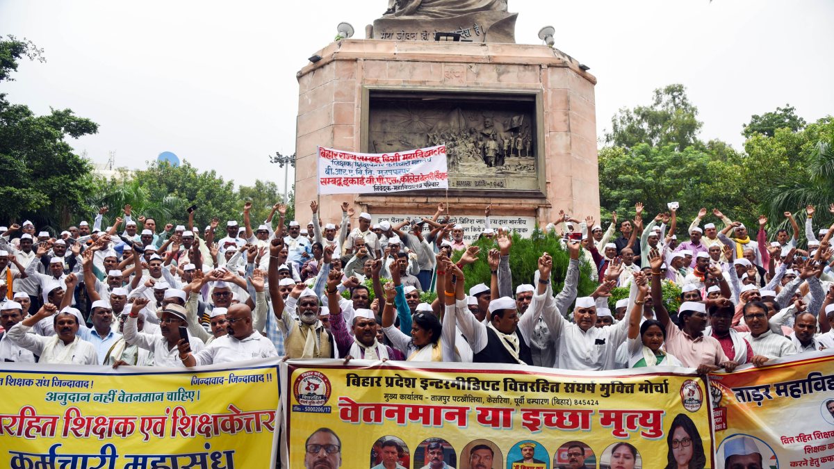 Bihar Congress workers hold shroud march against education policy