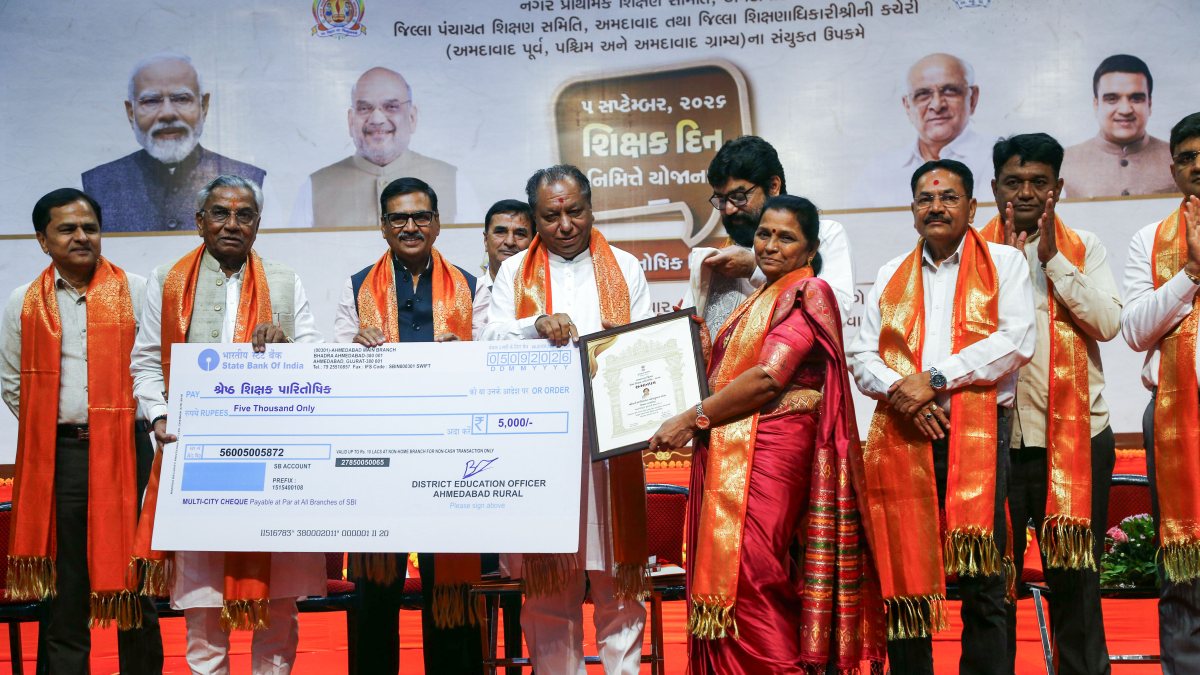 Ahmedabad mayor honours teachers on Teachers' Day