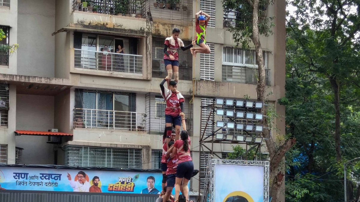 Maharashtra women form seven-tier human pyramid at Thane Dahi Handi