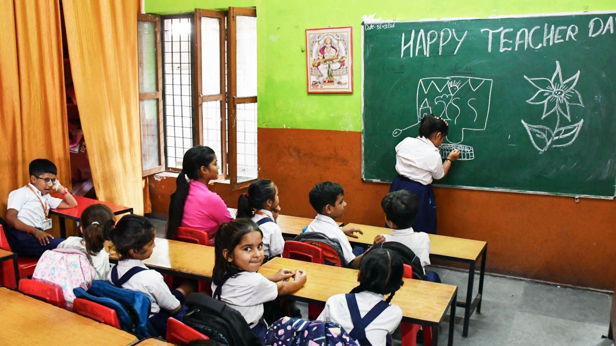 Student draws Teacher's Day greeting as classmates watch