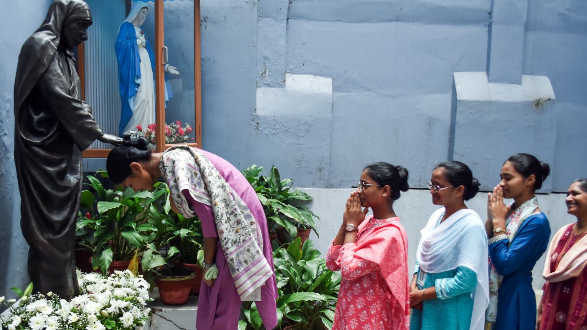 Devotees pay tribute to Mother Teresa on death anniversary