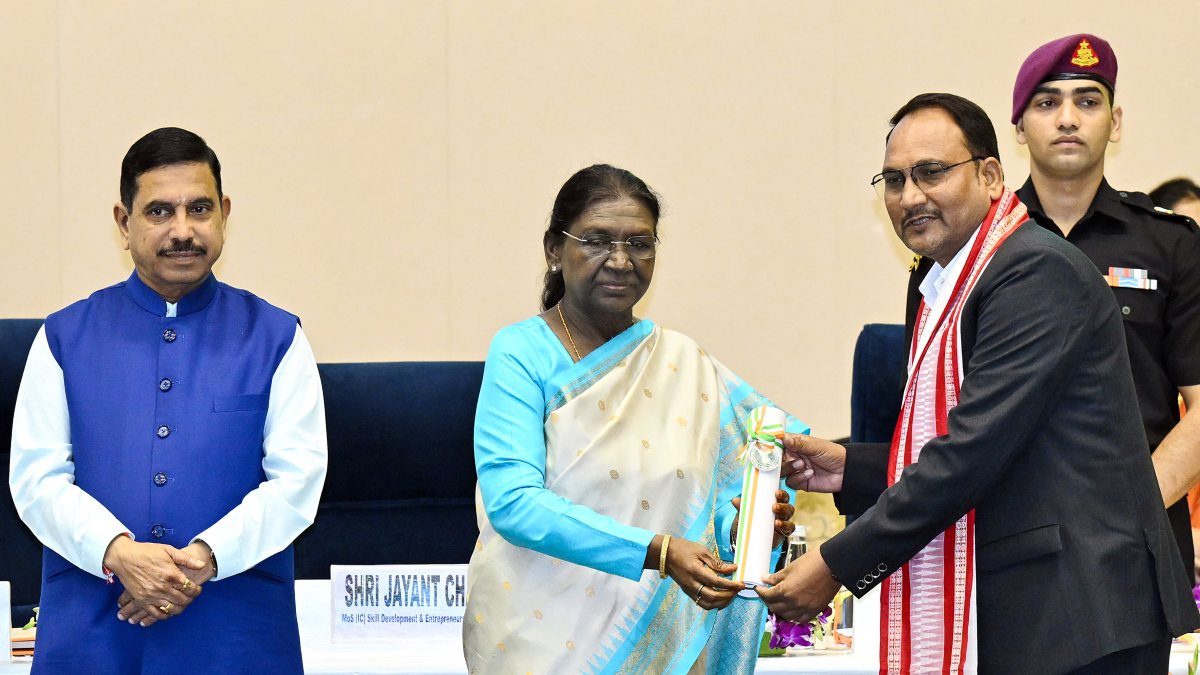 President Murmu honours teachers at National Awards ceremony