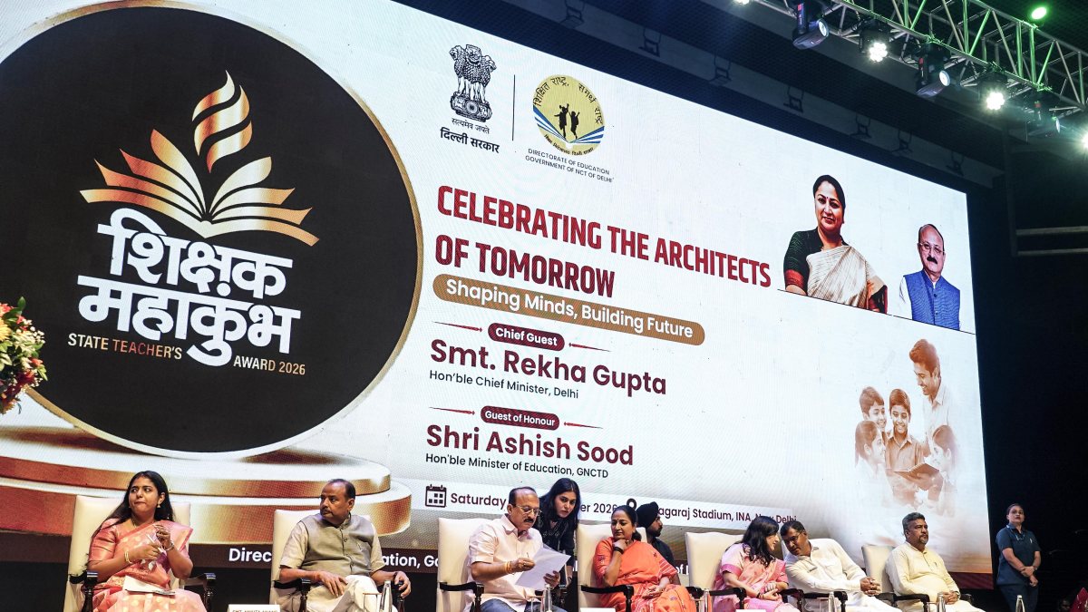 Delhi CM honours teachers at Shikshak Mahakumbh event