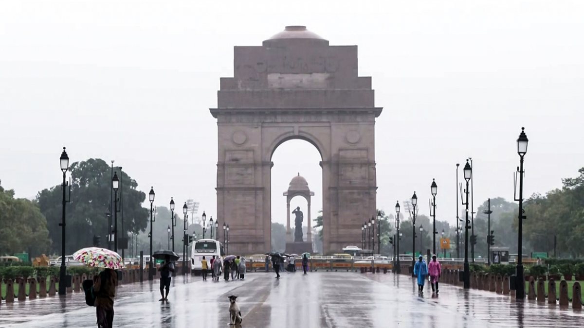 Delhiites enjoy monsoon showers near India Gate