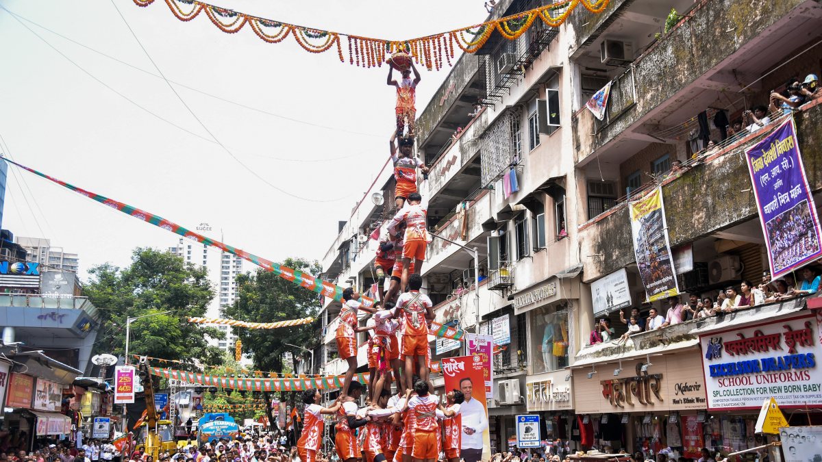 Mumbai revellers form six-tier pyramid for Dahi Handi