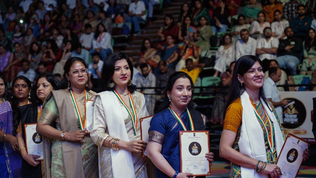 Teachers queue for awards at Delhi Teachers' Day event