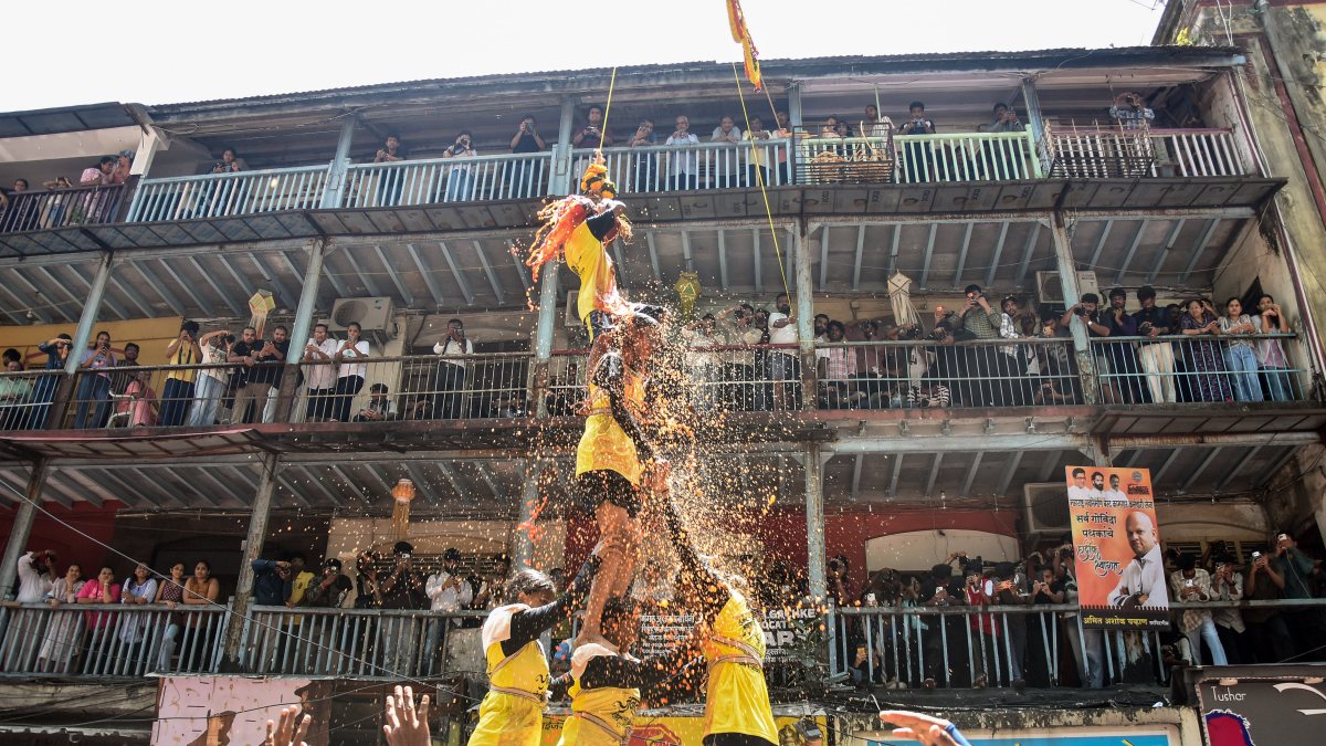 Women form four-tier pyramid to break Dahi Handi in Mumbai