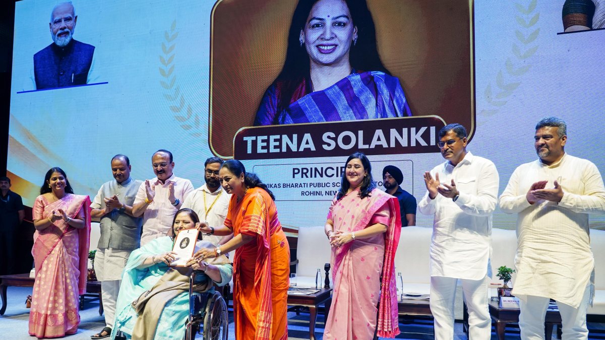 Delhi CM Rekha Gupta honours teachers at Shikshak Mahakumbh