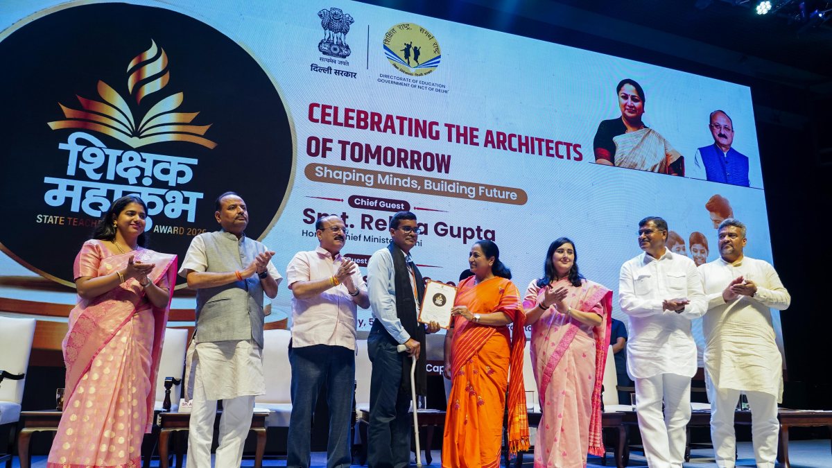 Delhi CM Rekha Gupta honours teachers at Shikshak Mahakumbh