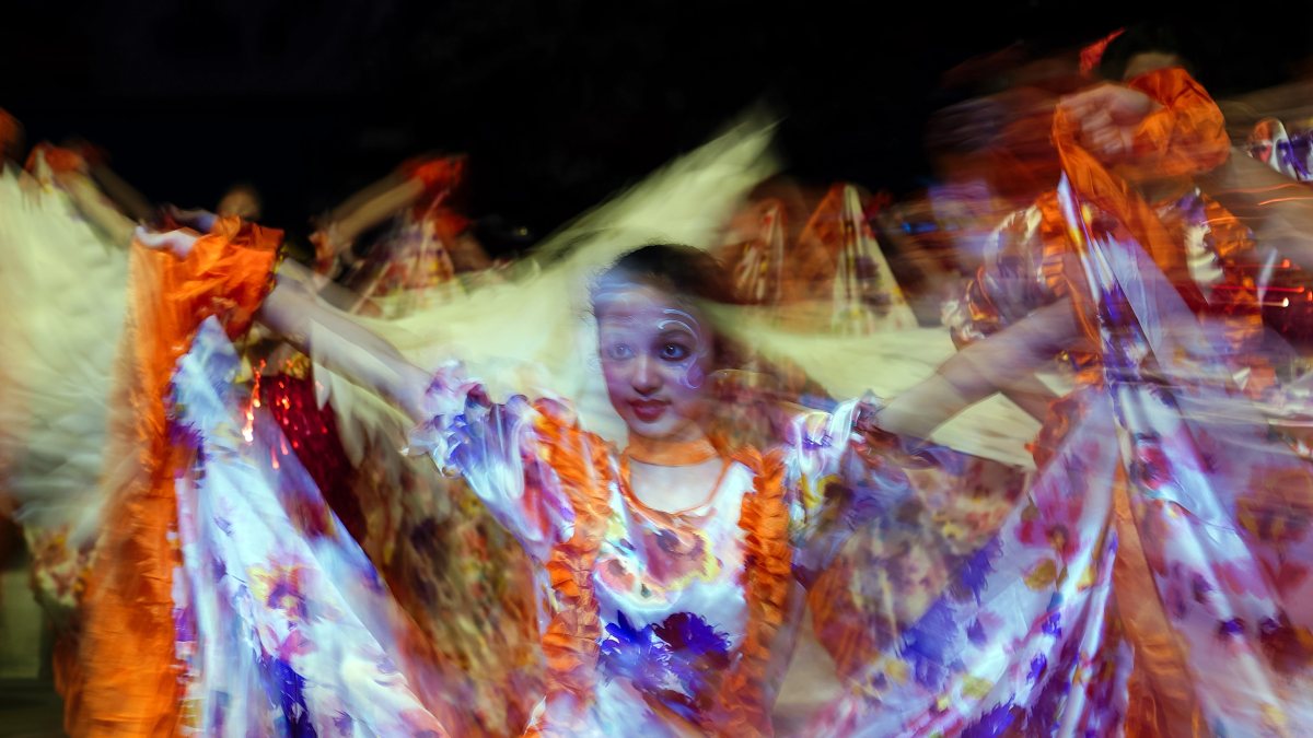 Multi-exposure captures student performance at Teachers' Day event