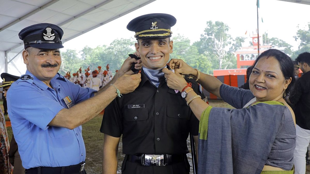 Newly commissioned officer piped by parents at OTA Gaya ceremony