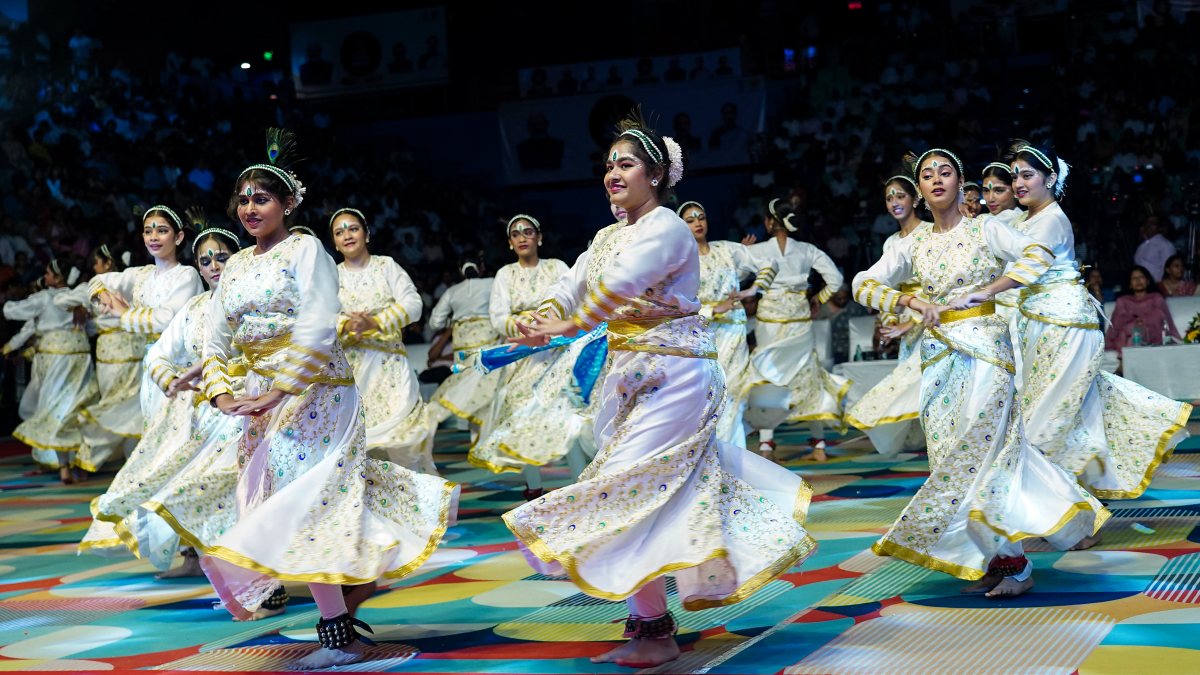 Teachers dance at Shikshak Mahakumbh award event in Delhi