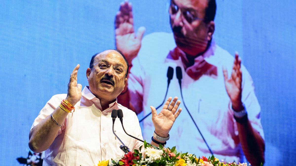 Delhi minister honours teachers at Shikshak Mahakumbh