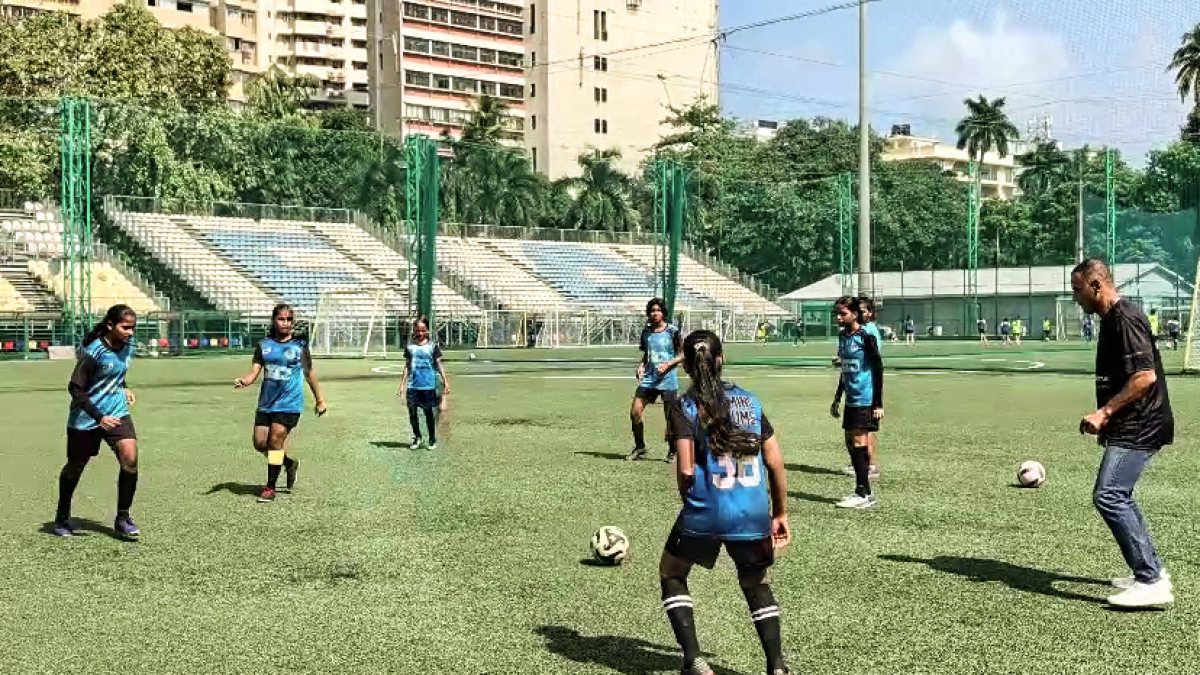 Cafu plays football with Mumbai slum girls at Global Impact Forum