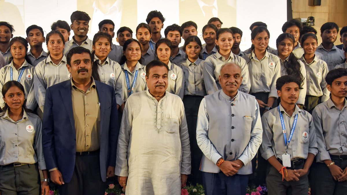Gadkari clicks with students at IIM Nagpur Media Conclave