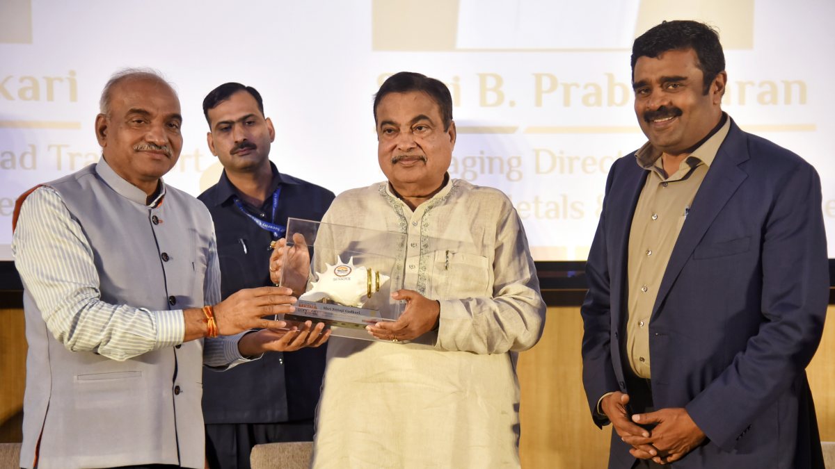IIM Nagpur honours Nitin Gadkari at Media Conclave 2026