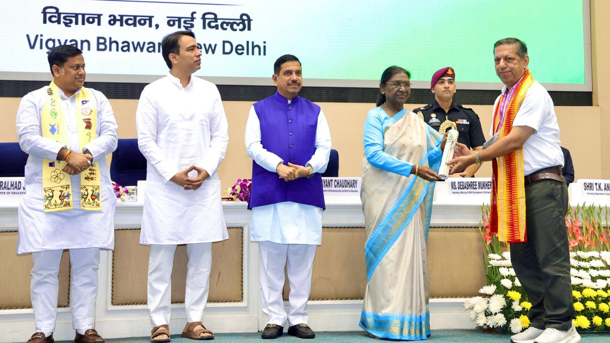 President Murmu honours teachers at National Awards ceremony