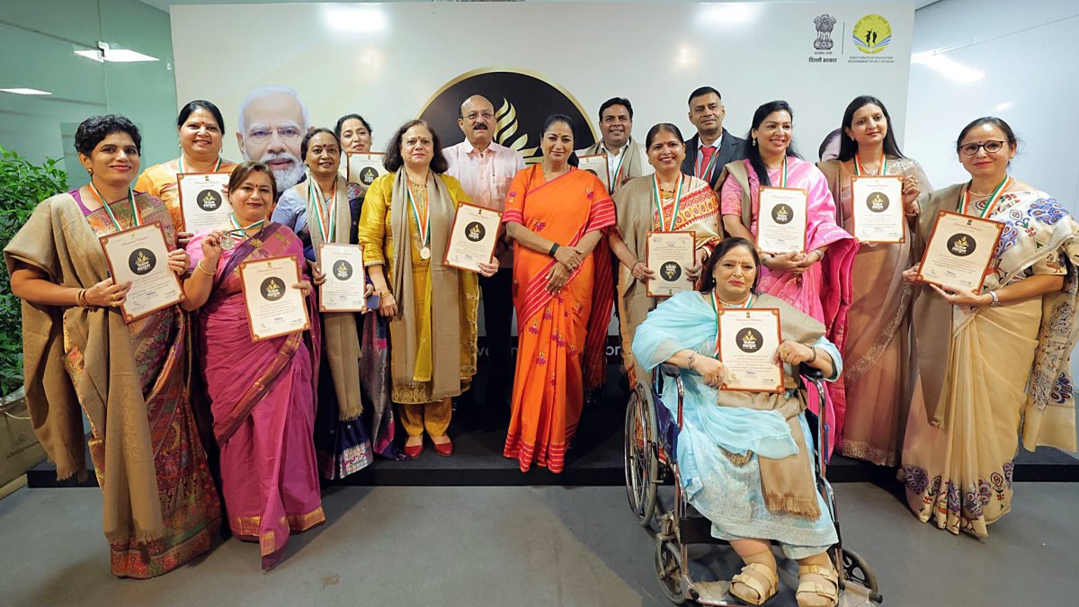 Delhi CM honours teachers at Shikshak Mahakumbh awards
