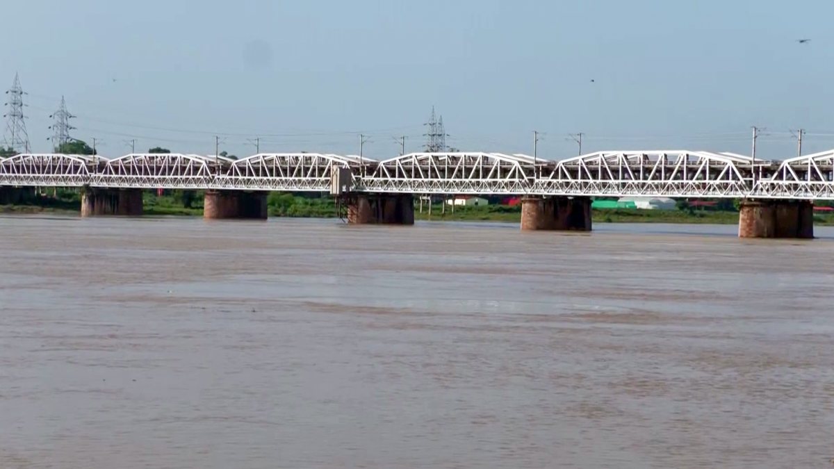 Rising Ganga and Yamuna waters flood Prayagraj riverbanks