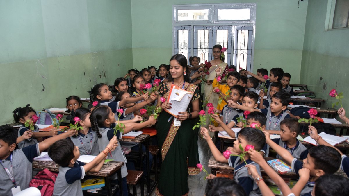 Surat students honour teachers with flowers on Teachers' Day