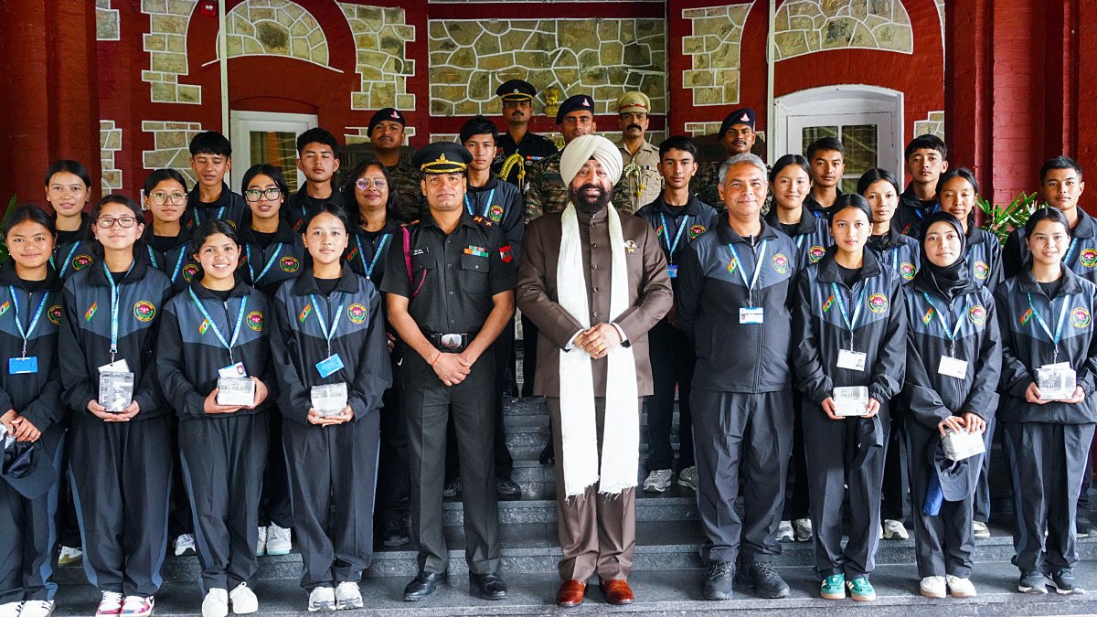 Governor meets Leh participants of National Integration Tour