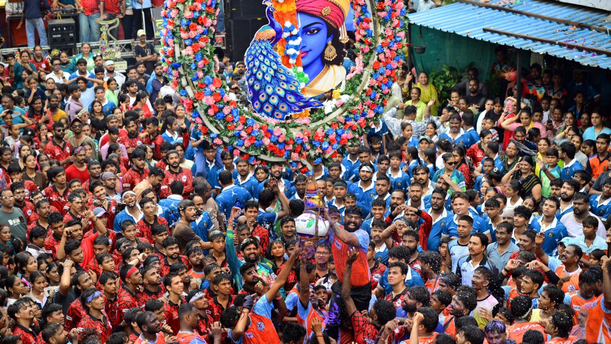 Govindas break handi at Dahi Handi festival in Ahmedabad