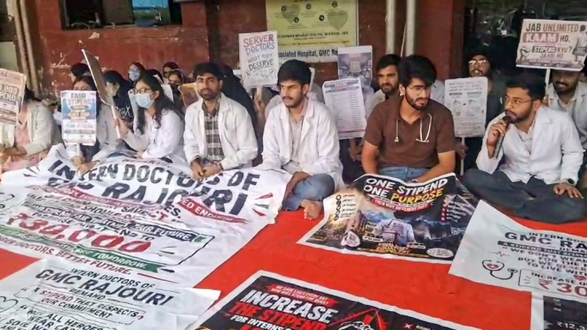 Intern doctors protest for stipend hike at GMC Rajouri
