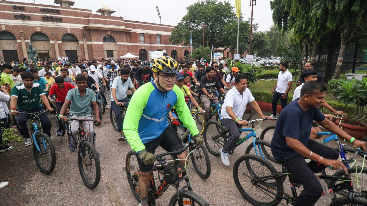 Cyclists pedal for Teachers' Day at Fit India event