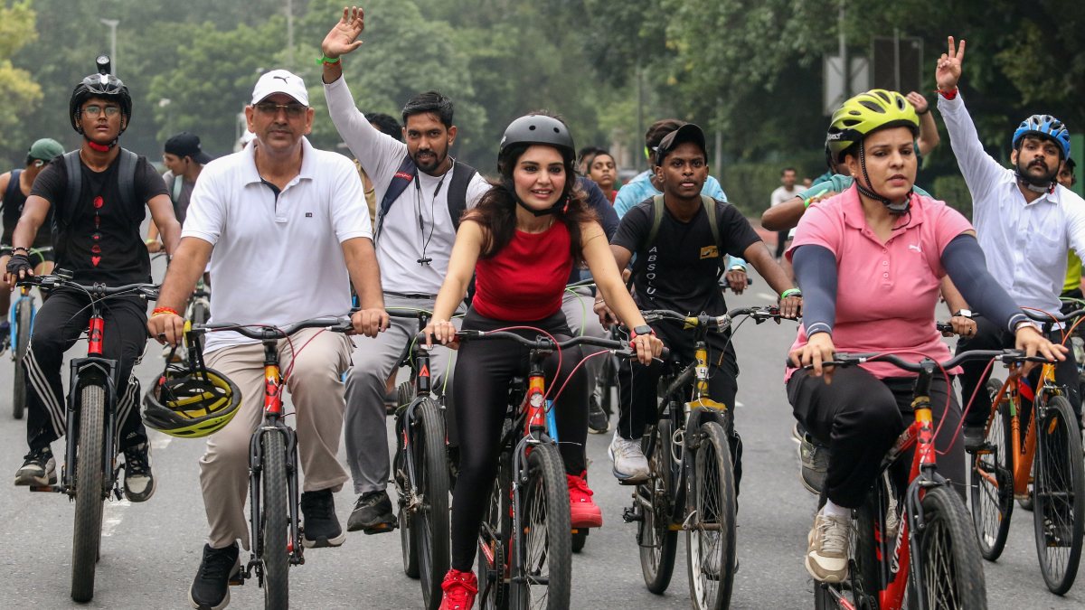 Fit India cyclists pedal for Teachers' Day in New Delhi