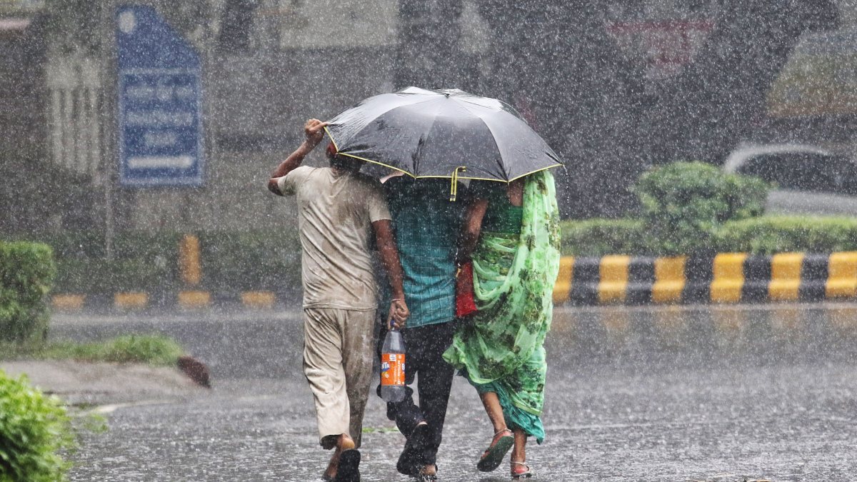 Delhi commuters brave heavy rain on KG Marg