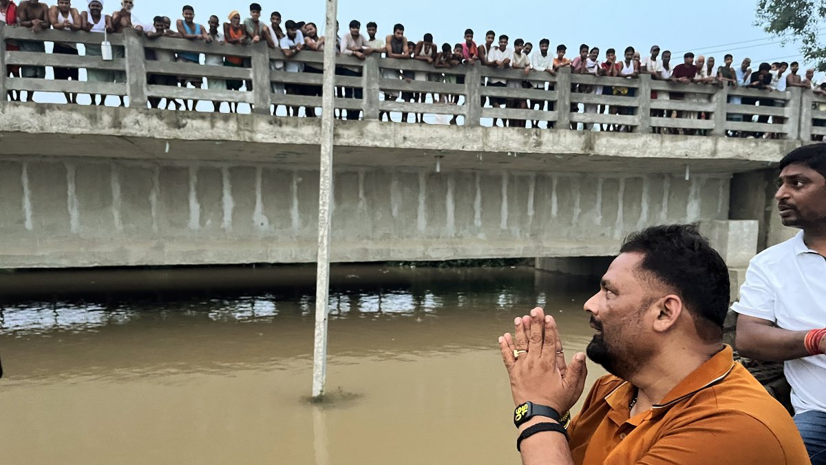 Flood-hit Bihar villagers get cash relief from MP on boat