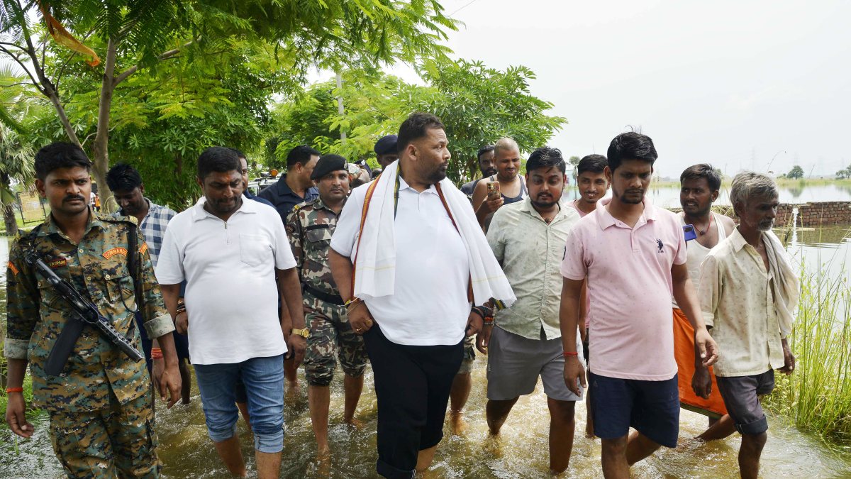 Flood-hit Patna residents get help as MP Pappu Yadav visits Punpun river areas
