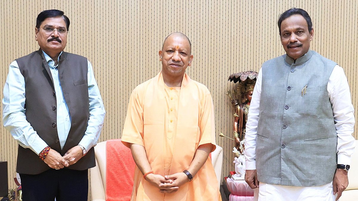Yogi Adityanath meets BJP leaders in Lucknow