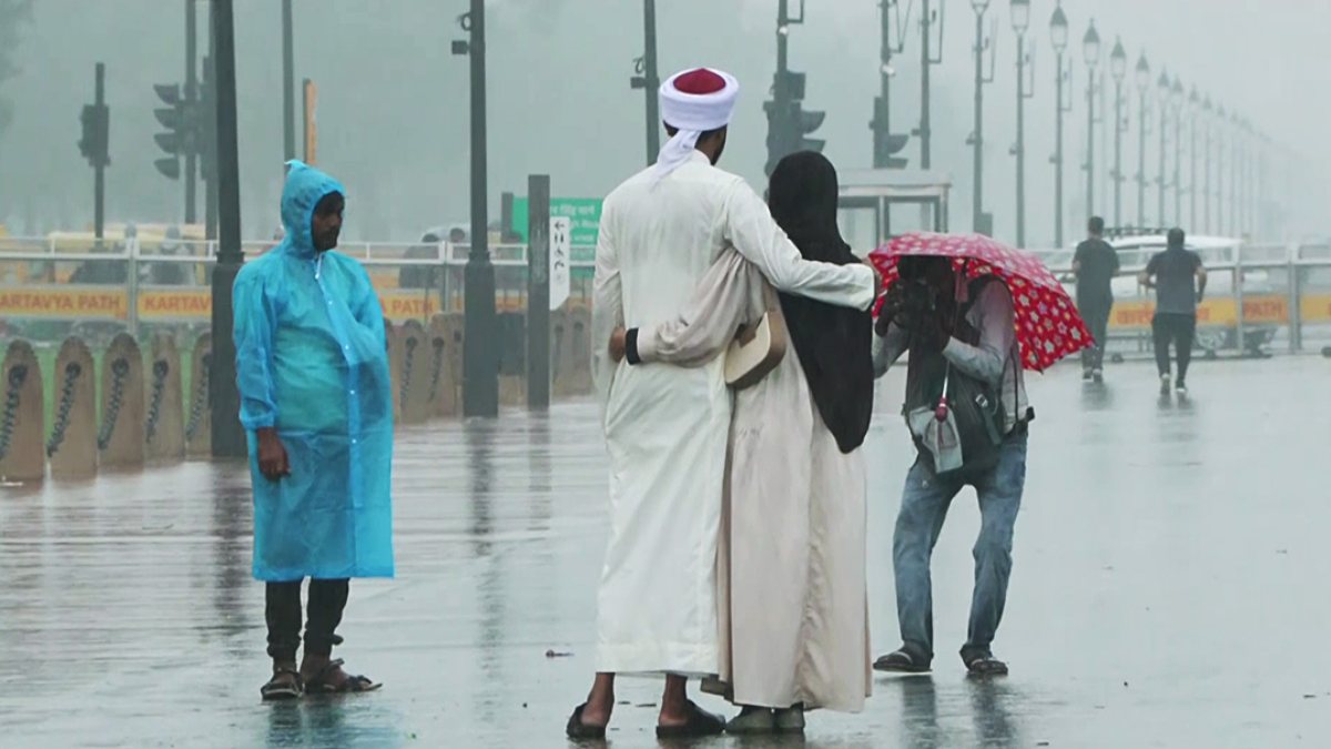 Cameraman shoots couple amid rain at Kartavya Path