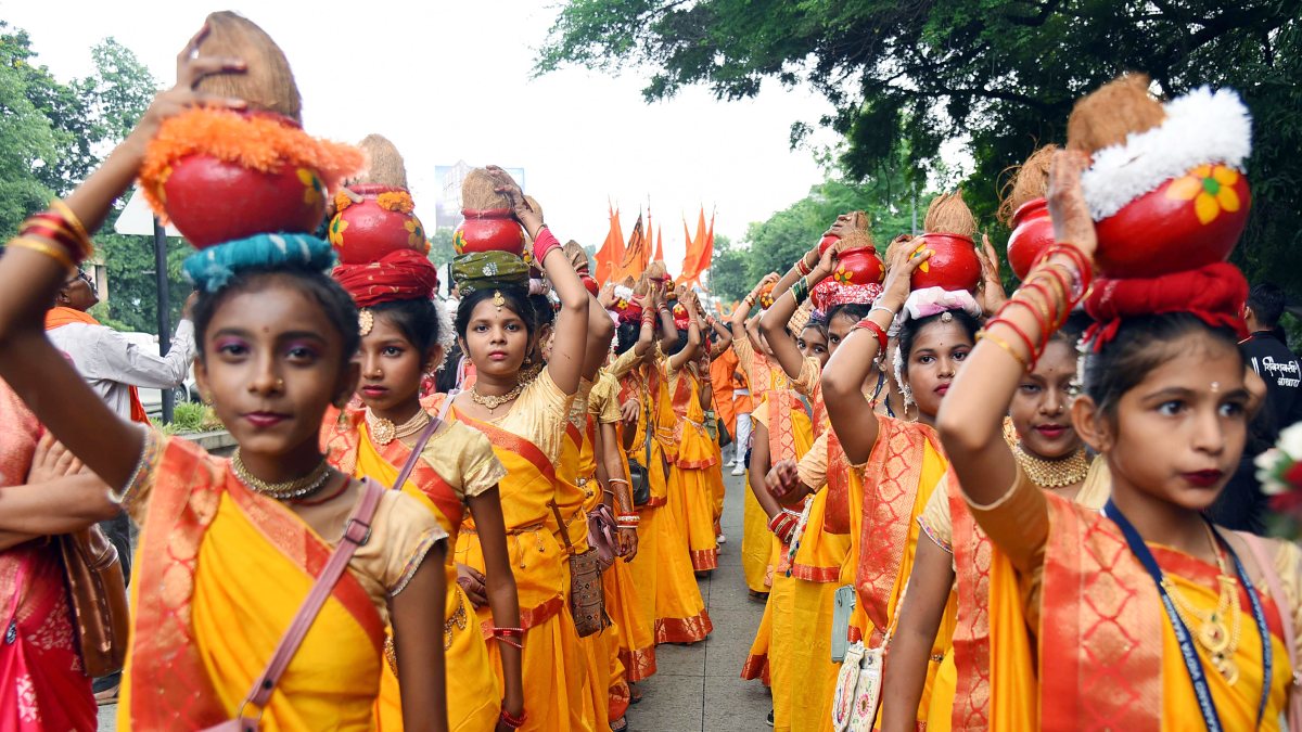 Girl devotees carry Kalash in Nagpur Janmashtami procession