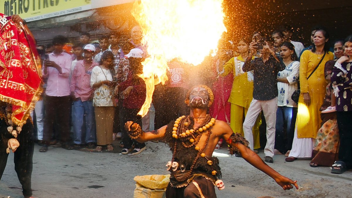 Fire-breathing stunt marks Janmashtami procession in Nagpur