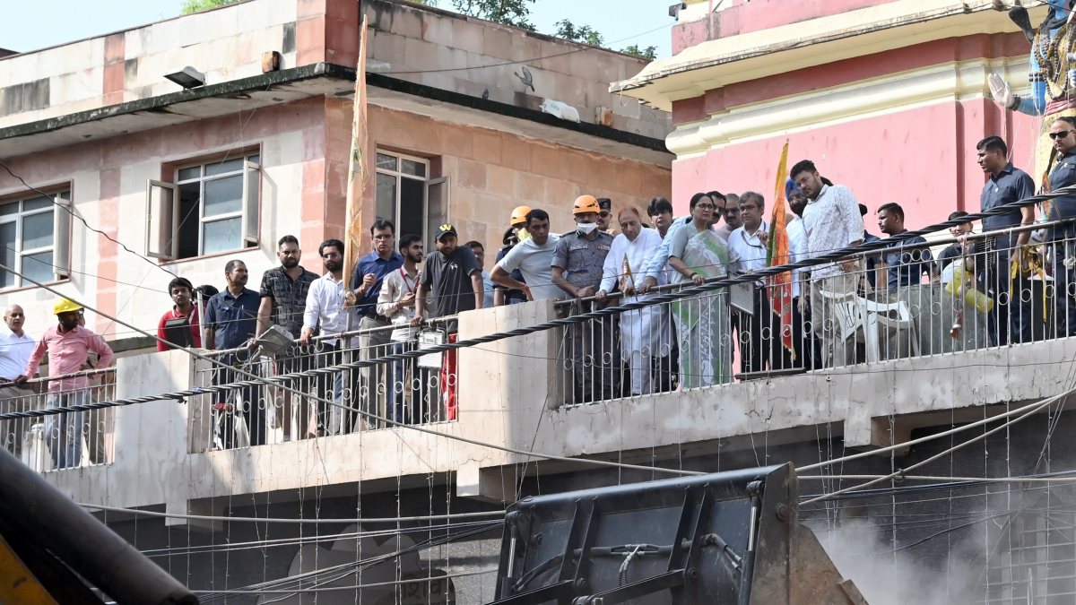 Delhi CM oversees rescue at Satya Niketan collapse site
