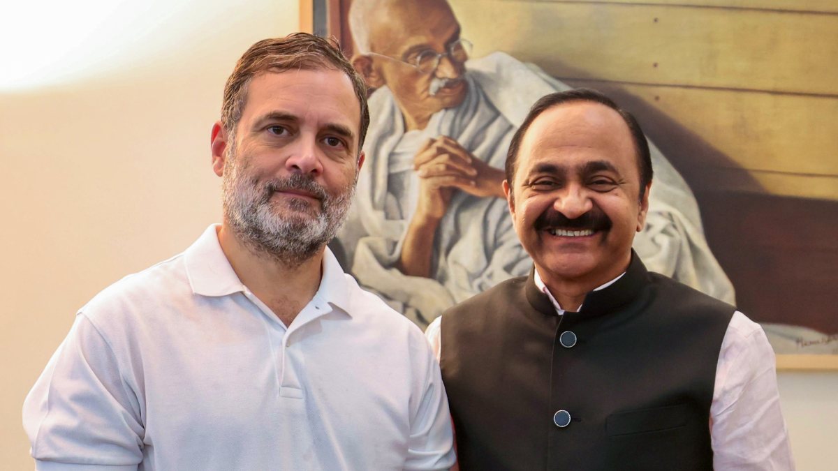 Rahul Gandhi meets Kerala CM at 10 Janpath in Delhi