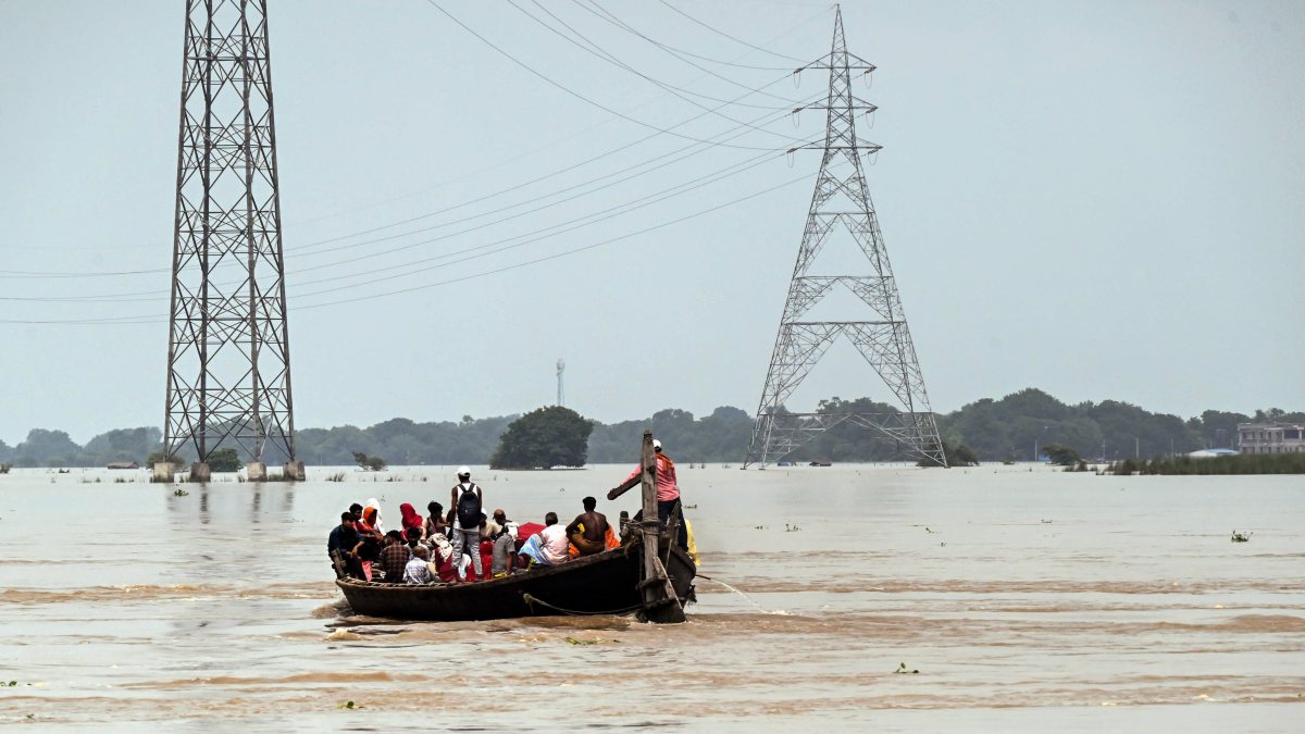 Flood-hit residents reach Patna by boat as Ganga swells