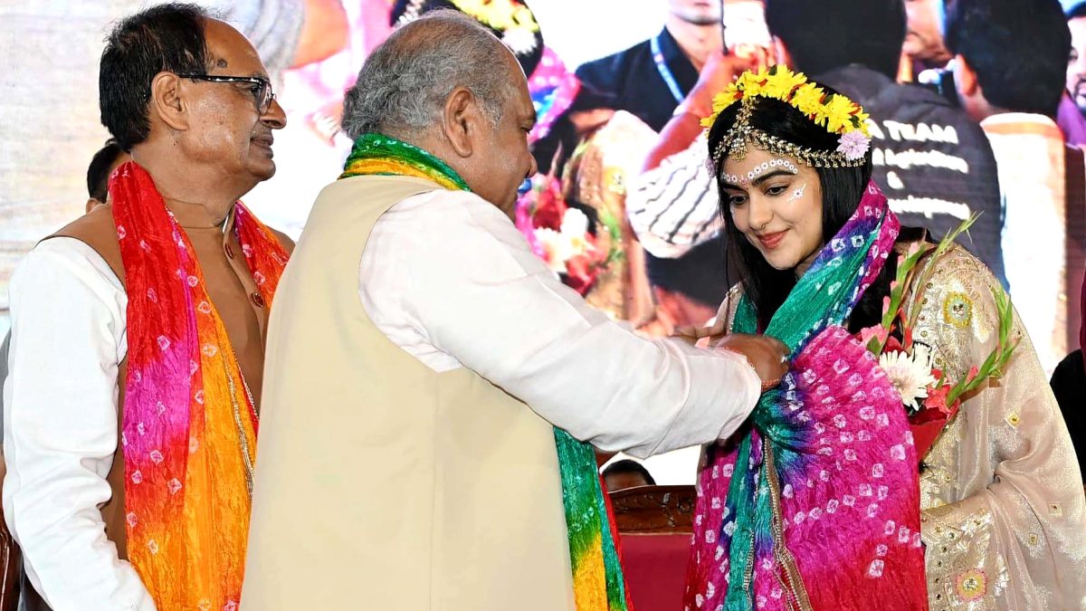 Adah Sharma honoured at Bhopal Janmashtami event