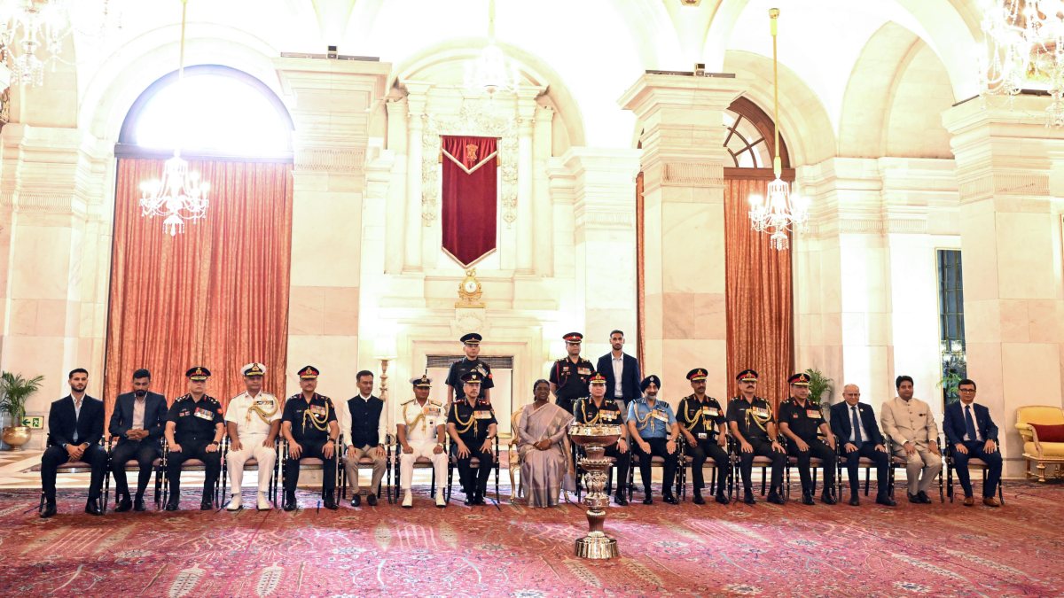 President Murmu meets East Bengal FC players, defence chiefs