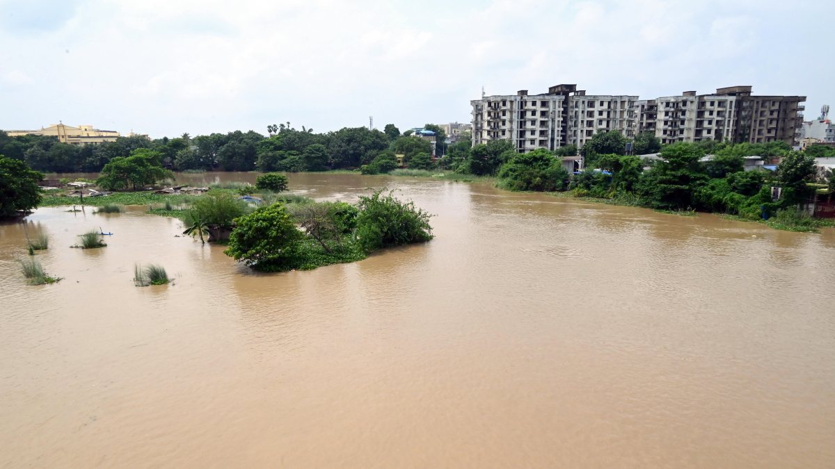 Ganga water level rises, floods Bind Toli area in Patna