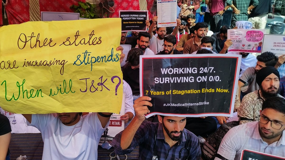 Jammu medical interns protest for salary hike on day eight