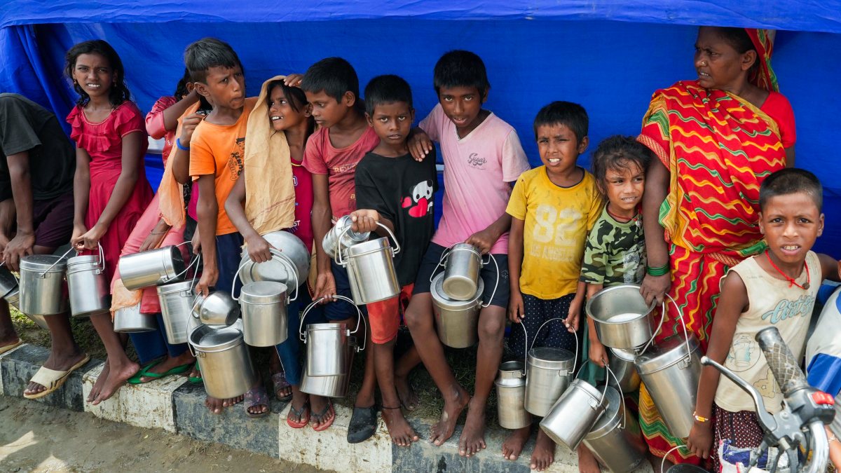 Bihar flood victims queue for food at Patna relief camp